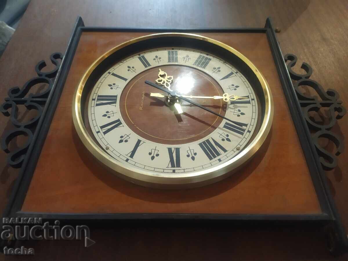 Auction Old Amber Watch, Working. No Box/Papers Auction Old Amber Watch, Working. No Box/Papers