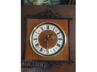 Wall clock Amber, works. Reserved