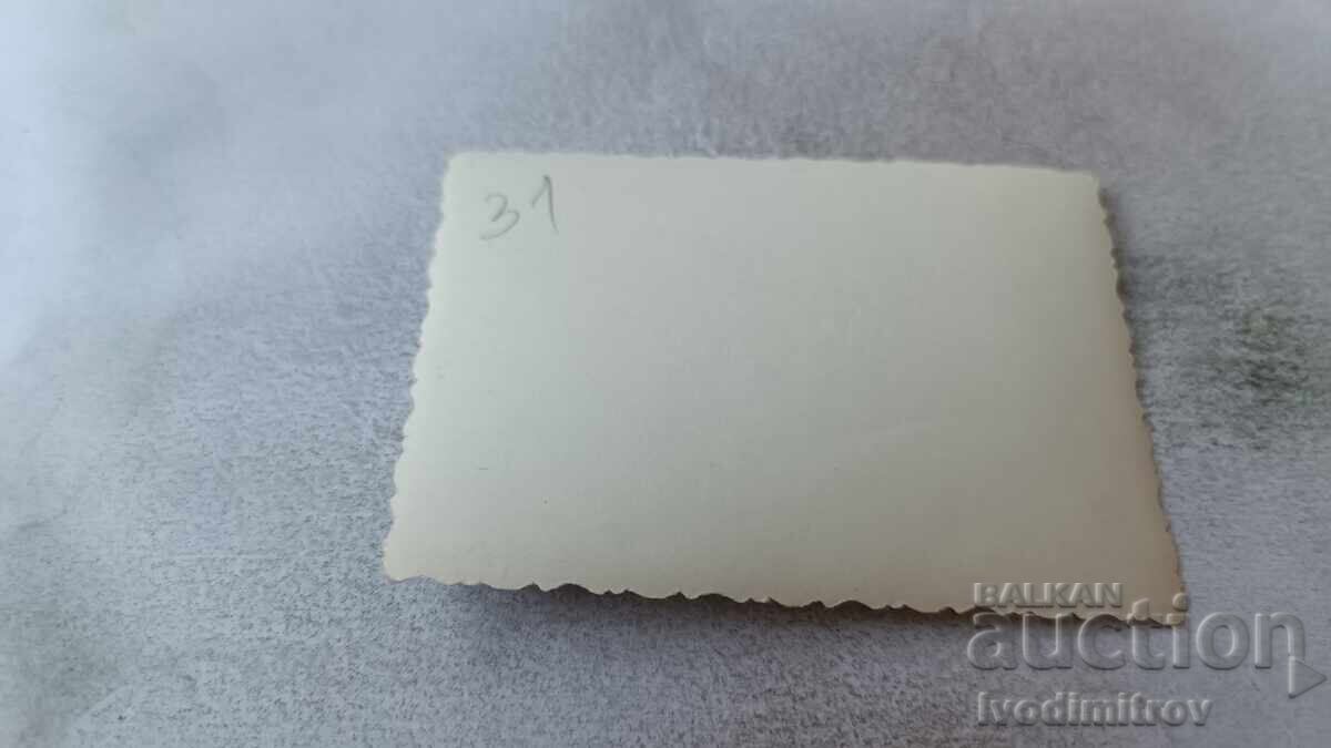 Foto Bărbați, femei și copii pe plajă cu preț 1.65 BGN | € 0.84