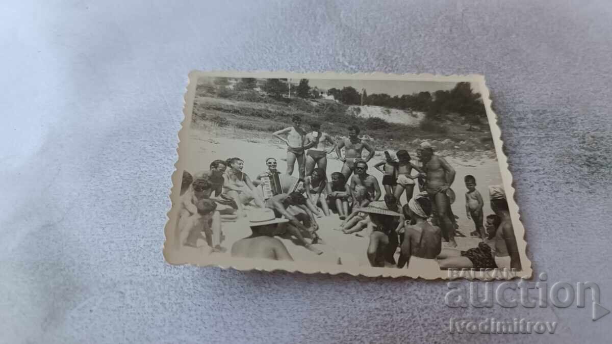 Foto Bărbați, femei și copii pe plajă