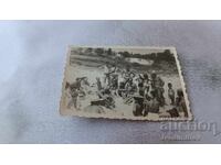 Φωτογραφία Άνδρες γυναίκες και παιδιά στην παραλία