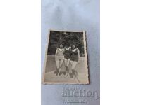 Fotografie Trei fete tinere cu costume de baie retro