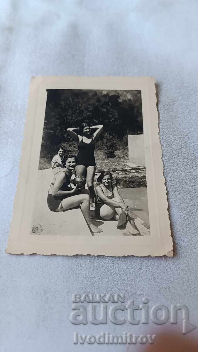 Φωτογραφία Νέων κοριτσιών με ρετρό μαγιό