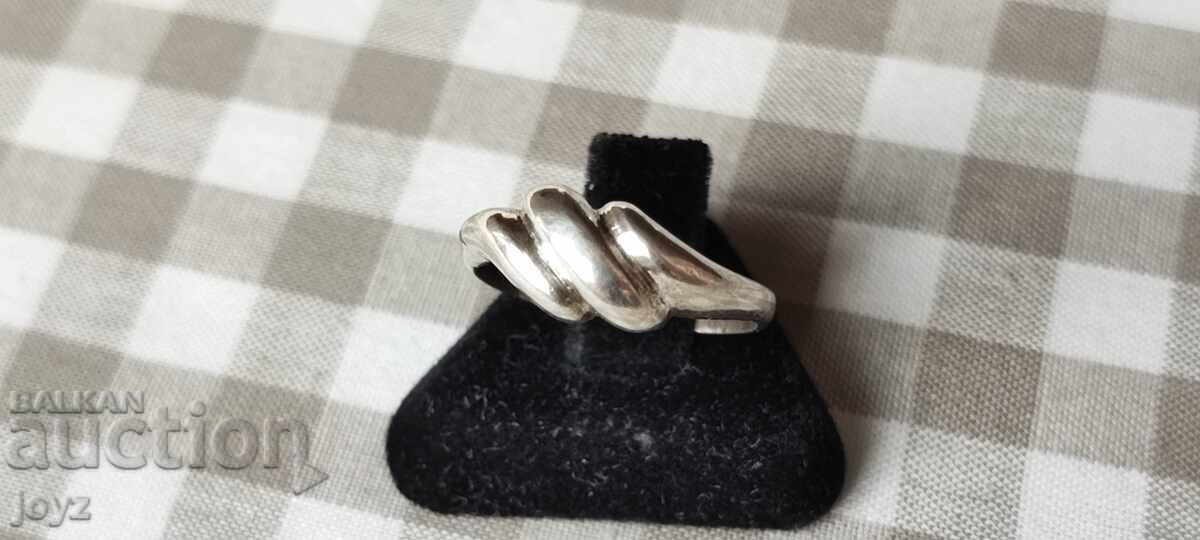 SILVER RING 3.7 GRAMS / 925 SILVER