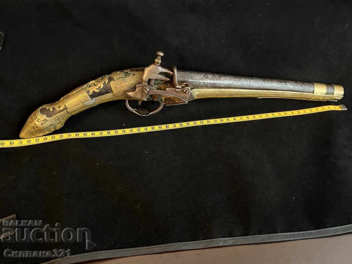 Pistol vechi de cremene, din perioada Renașterii cu preț 1500.00 BGN | € 766.94 Pistol vechi de cremene, din perioada Renașterii cu preț 1500.00 BGN | € 766.94