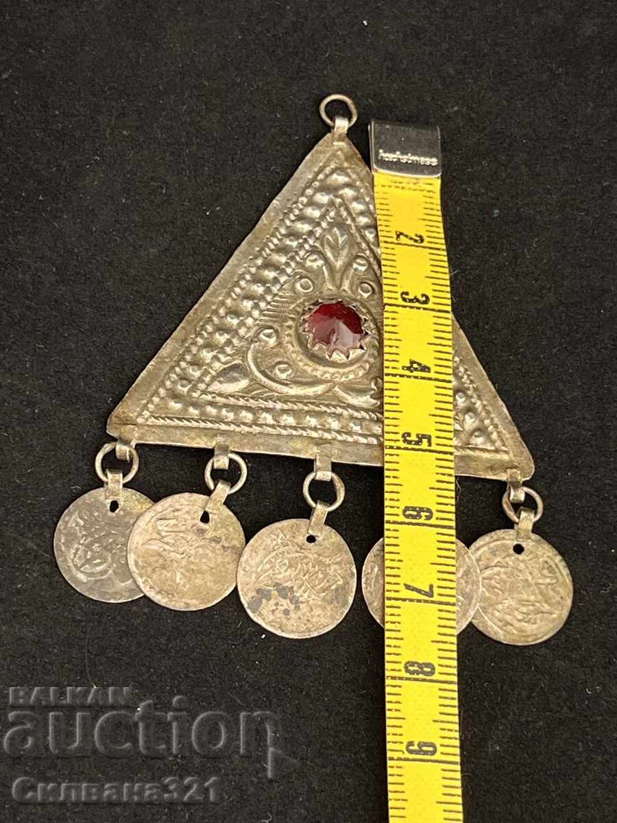 Delivery of Revival Period Jewelry Trembling Delivery of Revival Period Jewelry Trembling