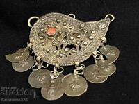 Revival Period Jewelry Trembling