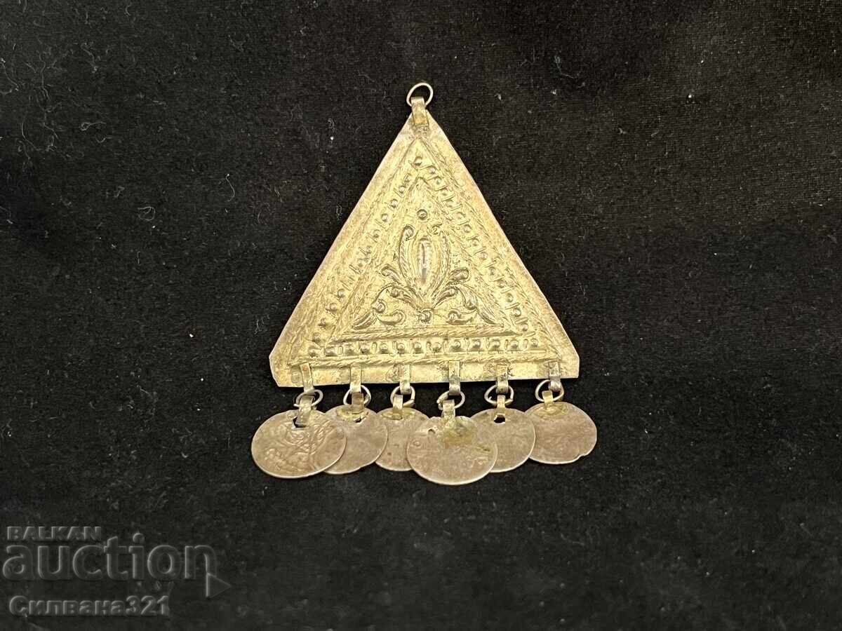 Delivery of Revival Period Jewelry Trembling