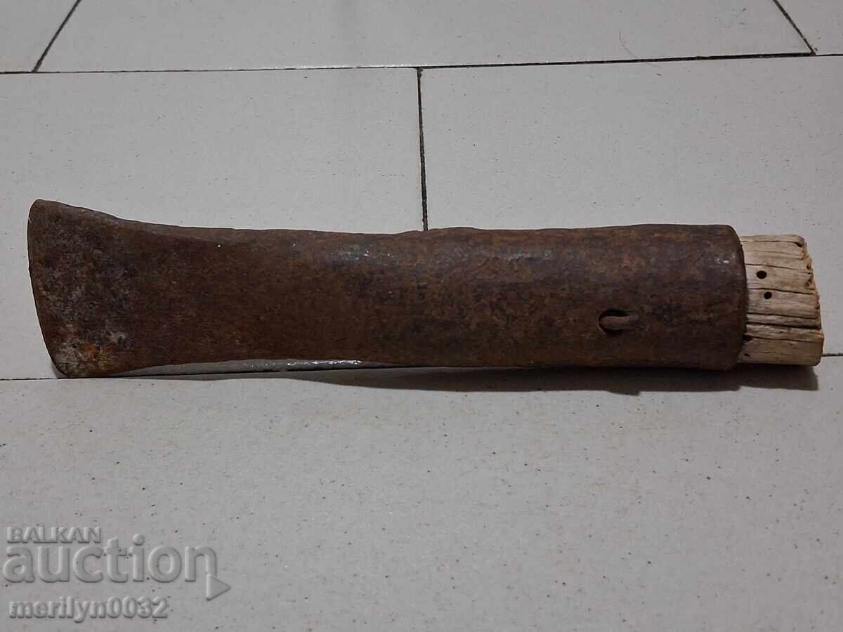 Παράδοση Παλιό μεταλλικό εργαλείο τσεκούρι γκριγκά γκριγκά ξέστρα τσάπα