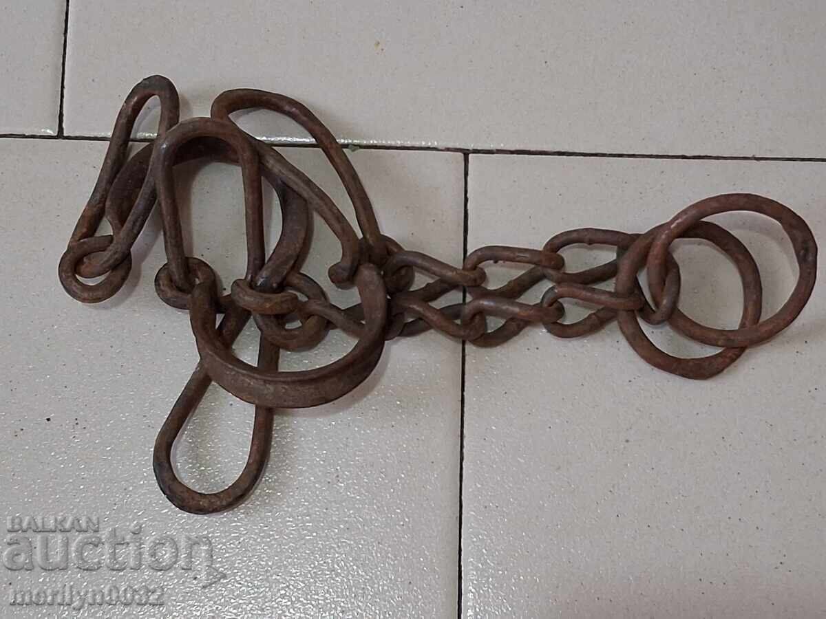 Παράδοση Παλιές σφυρηλατημένες αγκράφες, αλυσίδες, δεσμίδες, δεσμίδες