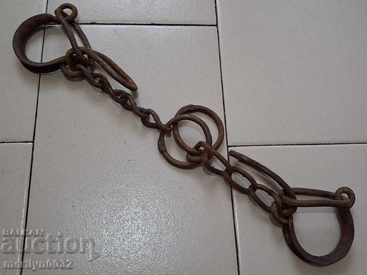 Παλιές σφυρηλατημένες αγκράφες, αλυσίδες, δεσμίδες, δεσμίδες