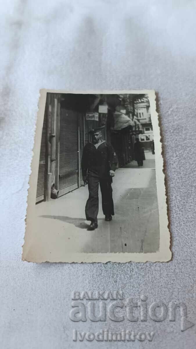 Снимка Варна Курсант от военно-морското училище на разходка