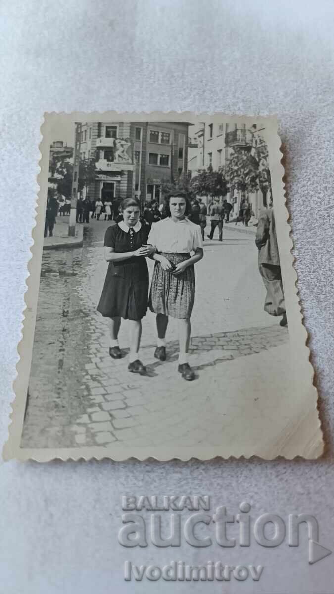 Φωτογραφία Σοφία Δύο νεαρά κορίτσια για μια βόλτα Φωτογραφία Σοφία Δύο νεαρά κορίτσια για μια βόλτα