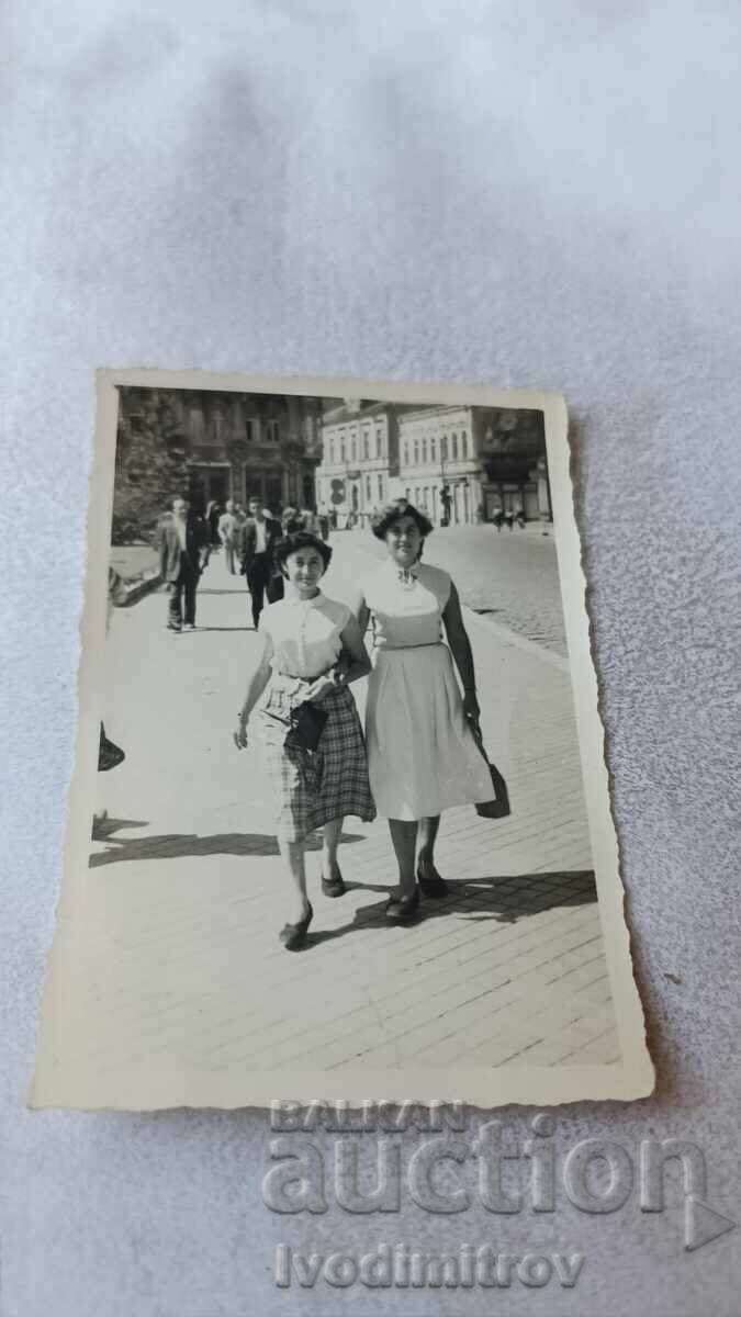 Φωτογραφία Σοφία Δύο νεαρές γυναίκες σε έναν περίπατο Φωτογραφία Σοφία Δύο νεαρές γυναίκες σε έναν περίπατο