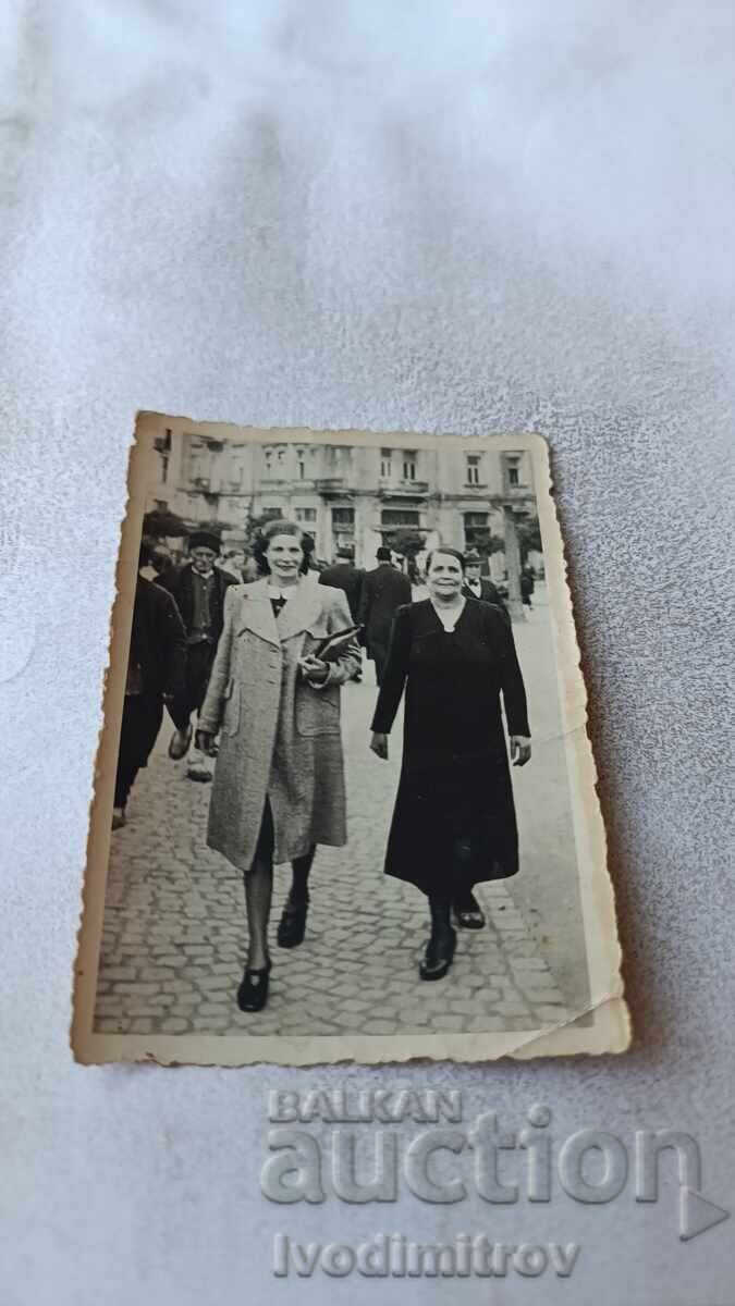 Photo Sofia Two women on a walk Photo Sofia Two women on a walk