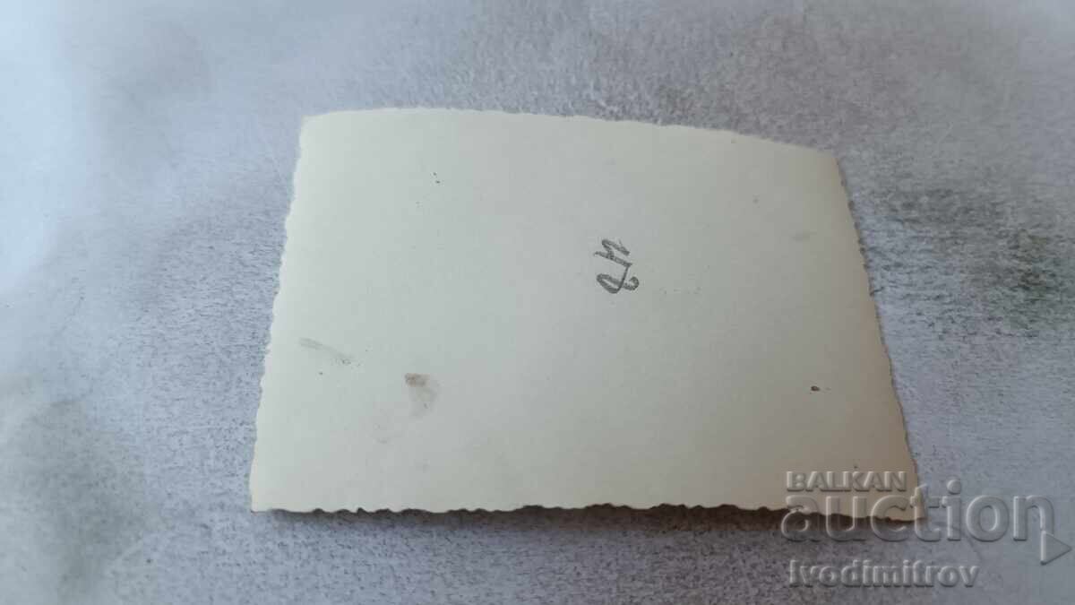 Снимка Мъж и млади момичета на разходка с цена 2.35 лв. | € 1.20