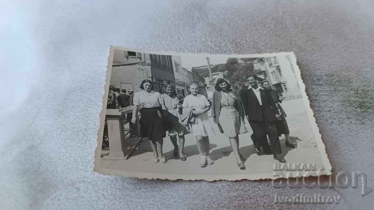 Снимка Мъж и млади момичета на разходка