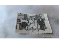 Φωτογραφία Άνδρας και νεαρά κορίτσια σε βόλτα