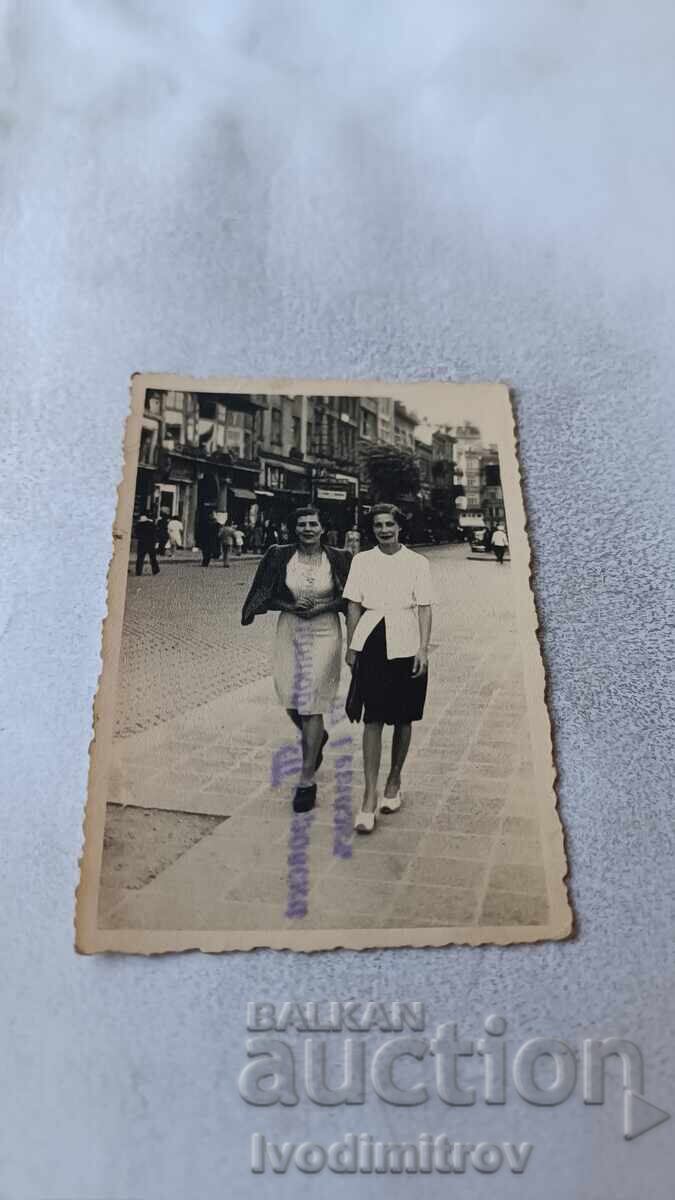 Snimka Sofiya Mŭzh και νεαρές γυναίκες σε βόλτα