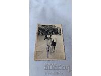 Snimka Sofiya Mŭzh και νεαρές γυναίκες σε βόλτα