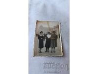 C-ca Sofia Trei femei în paltoane de iarnă pe bulevardul Țar Osvoboditel