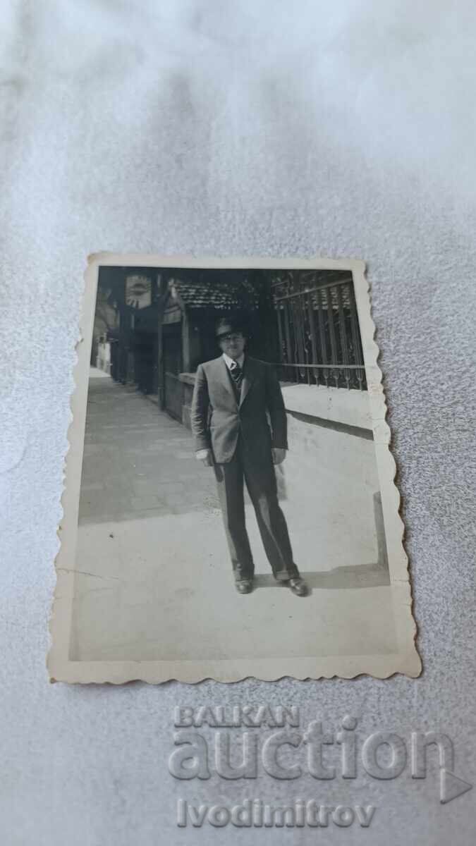 Снимка София Мъж на тротоара Снимка София Мъж на тротоара