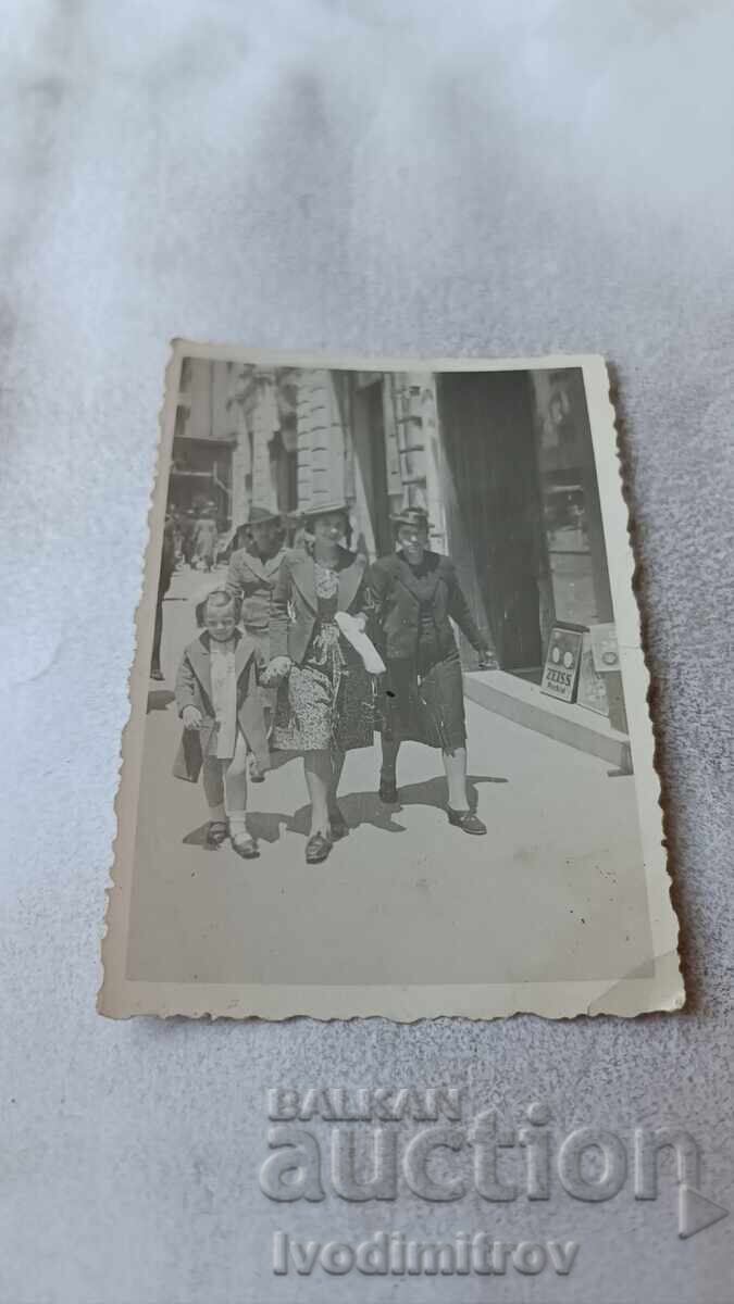 Photo Sofia Two women and a little girl on a walk