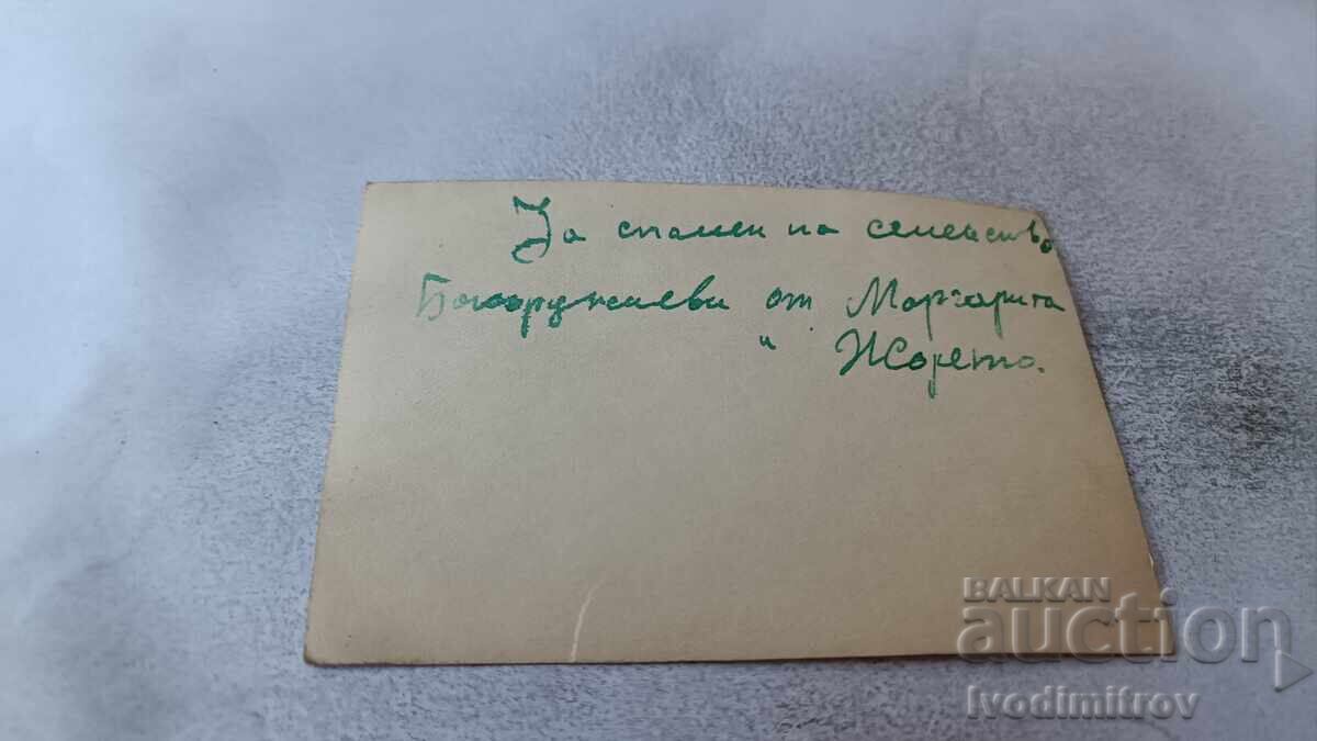 Снимка Жена и малко момченце на разходка с цена 2.15 лв. | € 1.10