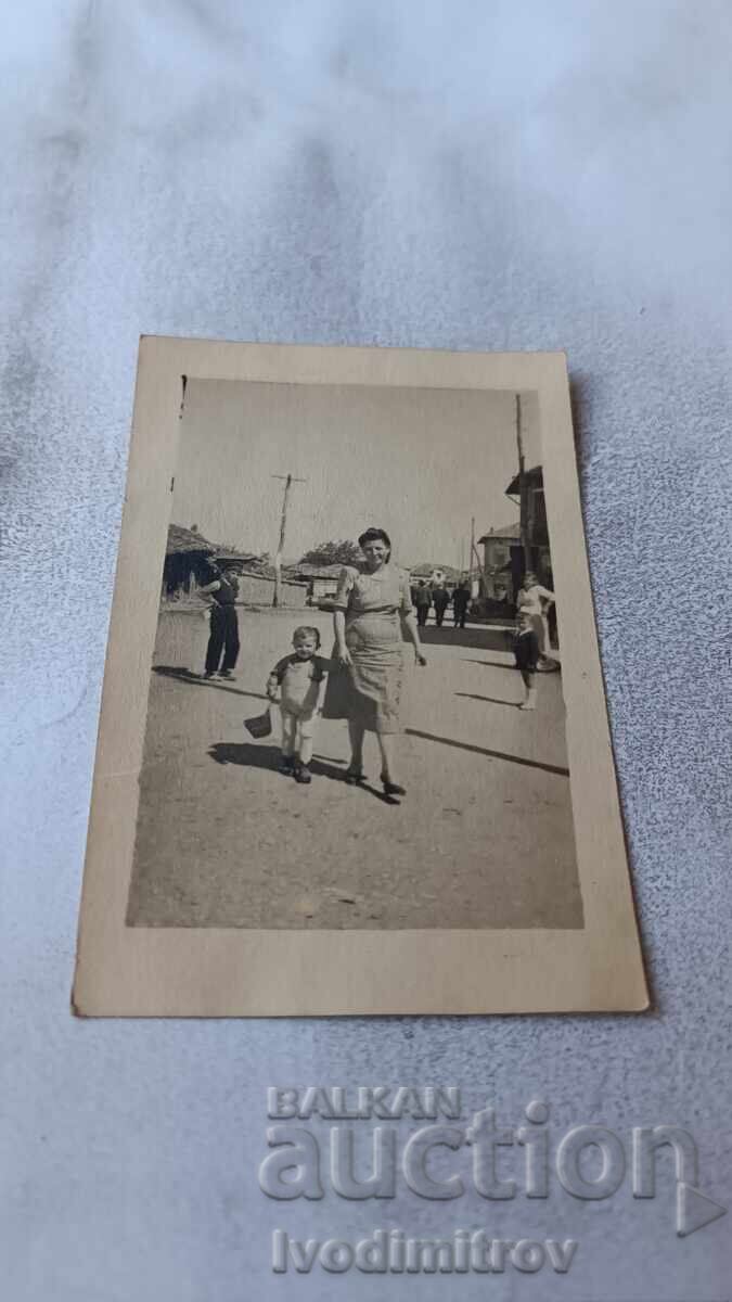 Снимка Жена и малко момченце на разходка