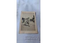 Снимка Жена и малко момченце на разходка