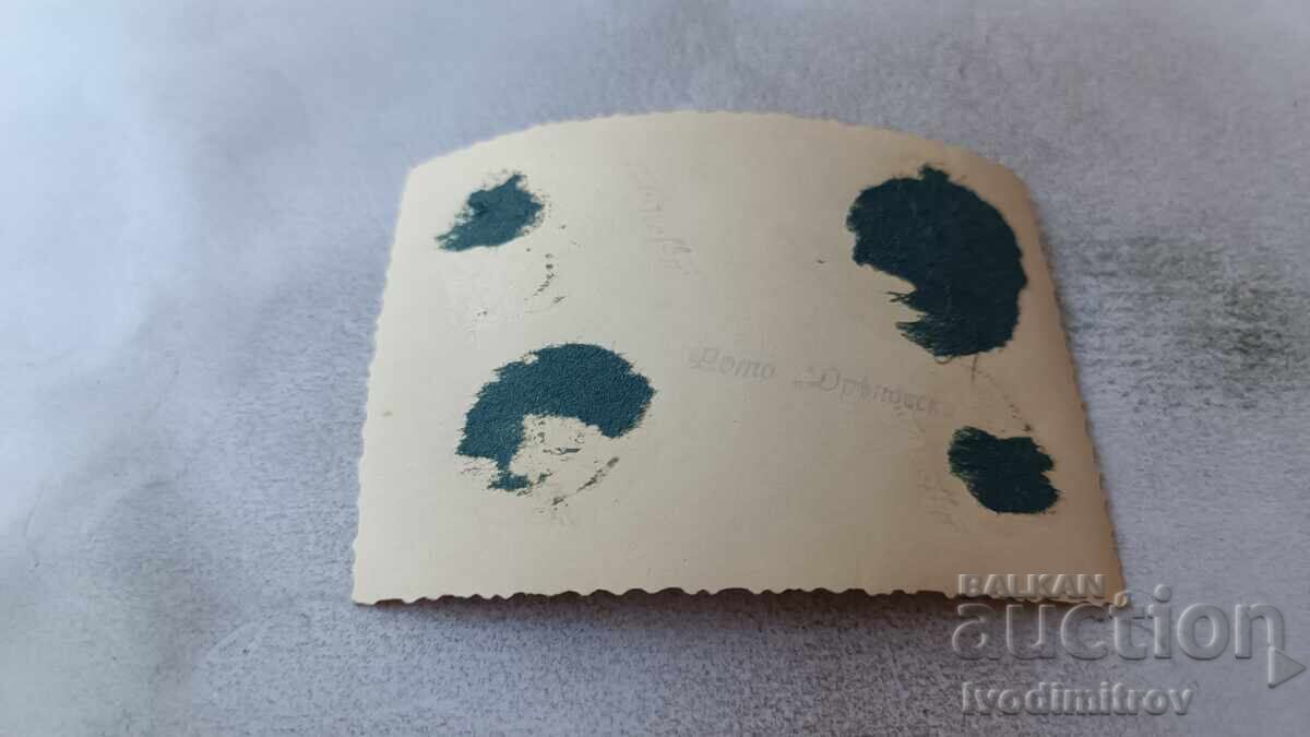 Φωτογραφία Σόφιας: Τρεις γυναίκες με λευκές ποδιές σε βόλτα με τιμή 2.35 BGN | € 1.20 Φωτογραφία Σόφιας: Τρεις γυναίκες με λευκές ποδιές σε βόλτα με τιμή 2.35 BGN | € 1.20