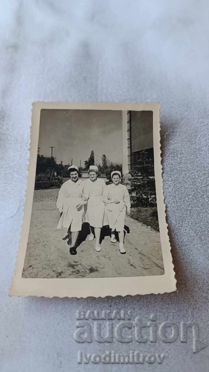 Φωτογραφία Σόφιας: Τρεις γυναίκες με λευκές ποδιές σε βόλτα Φωτογραφία Σόφιας: Τρεις γυναίκες με λευκές ποδιές σε βόλτα