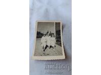 Φωτογραφία Σόφιας: Τρεις γυναίκες με λευκές ποδιές σε βόλτα