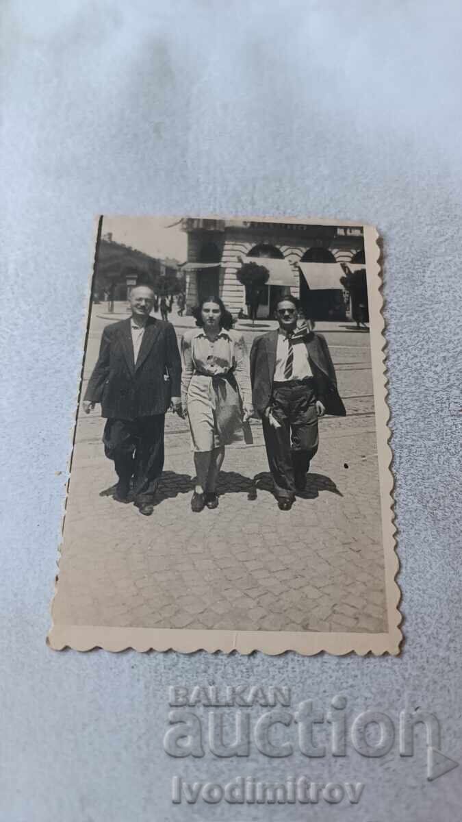 Φωτογραφία Σοφία Δύο άντρες και ένα νεαρό κορίτσι σε μια βόλτα