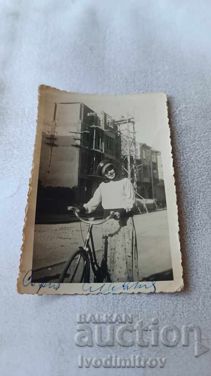 Fotografie Sofia Fată tânără cu bicicletă retro pe stradă 1932