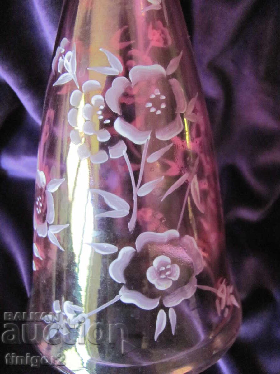 Красива гарафа , розово стъкло , ръчно рисувана с цена 85.00 лв. | € 43.46 Красива гарафа , розово стъкло , ръчно рисувана с цена 85.00 лв. | € 43.46