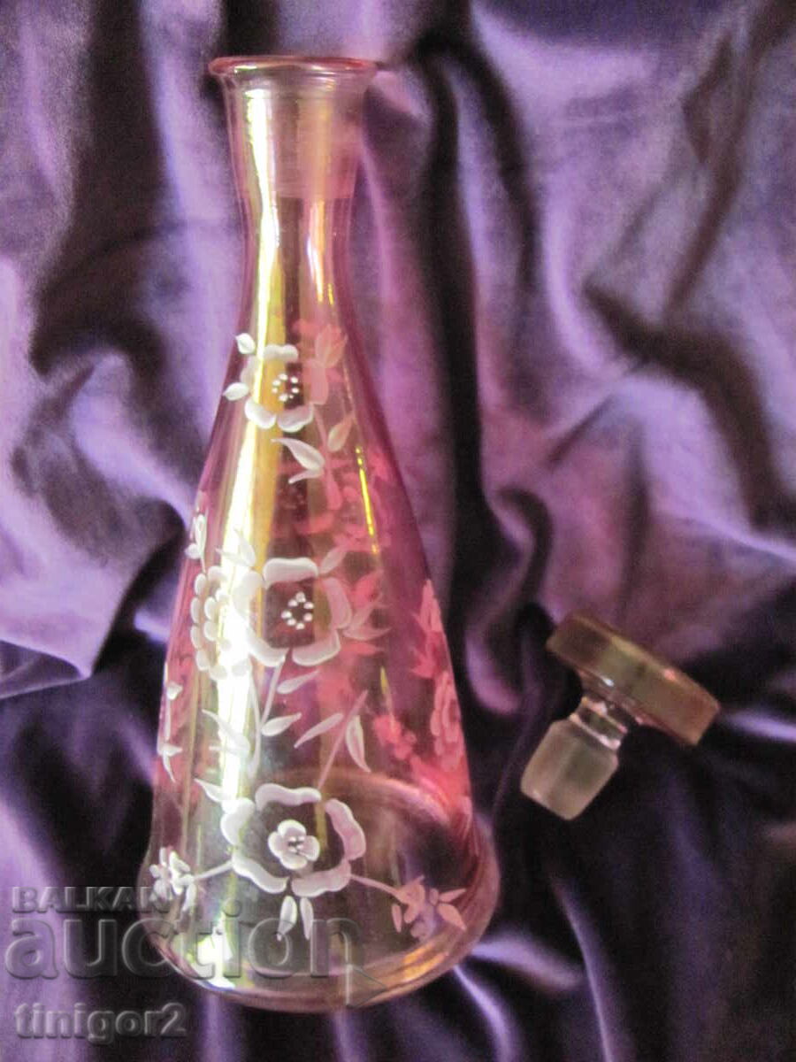 Аукцион Красива гарафа , розово стъкло , ръчно рисувана Аукцион Красива гарафа , розово стъкло , ръчно рисувана