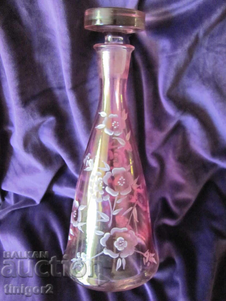 Красива гарафа , розово стъкло , ръчно рисувана Красива гарафа , розово стъкло , ръчно рисувана