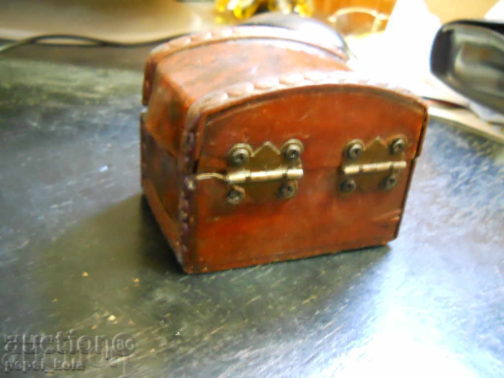 Дървена кутия за бижута с кожена облицовка с цена 10.00 лв. | € 5.11 Дървена кутия за бижута с кожена облицовка с цена 10.00 лв. | € 5.11