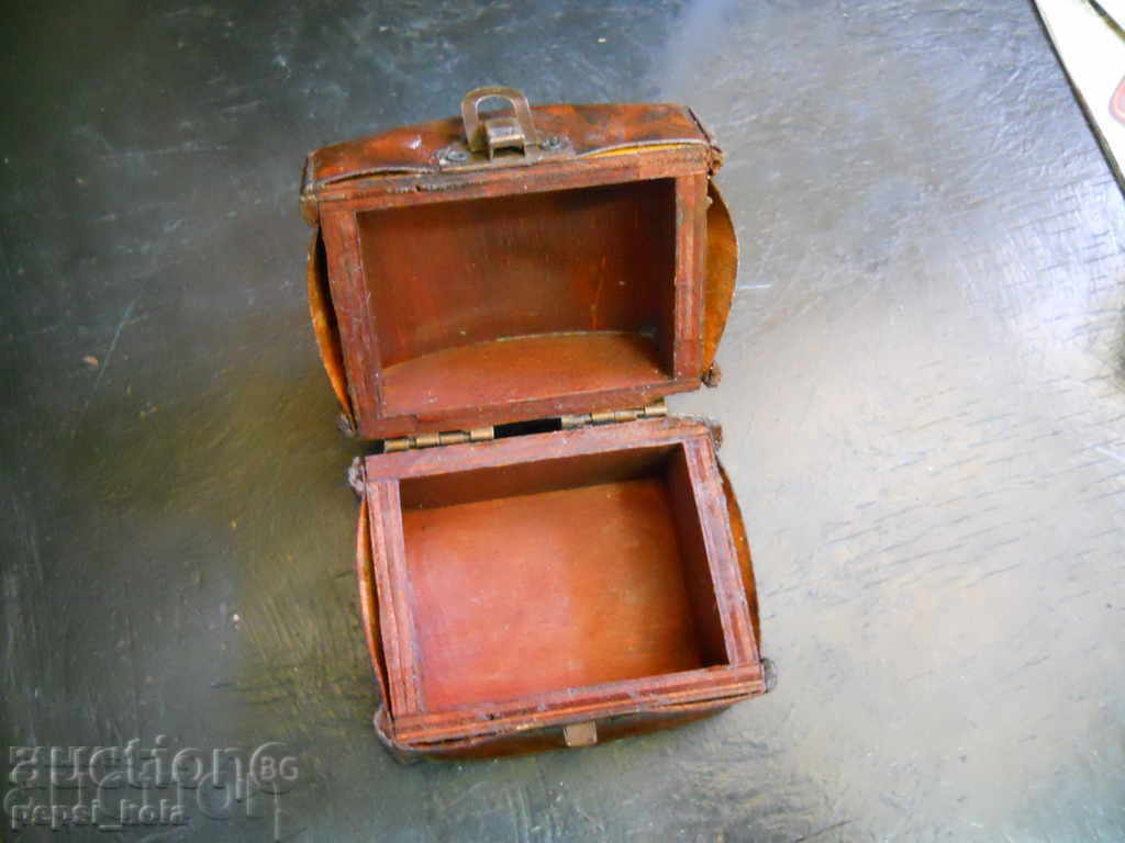 Аукцион Дървена кутия за бижута с кожена облицовка Аукцион Дървена кутия за бижута с кожена облицовка