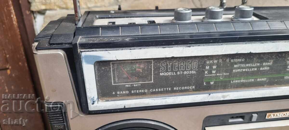 Livrarea Un casetofon vechi