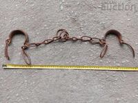 Παλιές σφυρηλατημένες αγκράφες, αλυσίδες, δεσμίδες, δεσμίδες