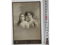 SOFIA FEMEI FETE PORTRET FEMEIE FOTOGRAFIE CARTON