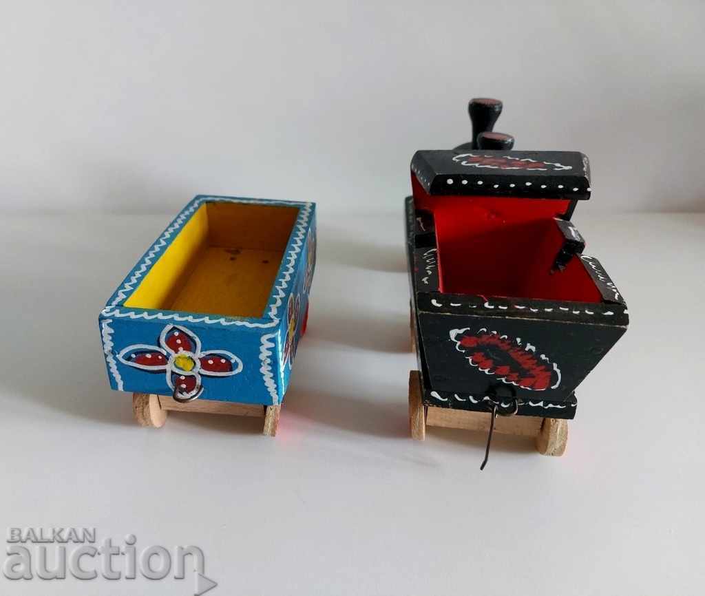 . OLD CHILDREN'S WOODEN TOY TRAIN LOCOMOTIVE TRAIN - 5 . OLD CHILDREN'S WOODEN TOY TRAIN LOCOMOTIVE TRAIN - 5