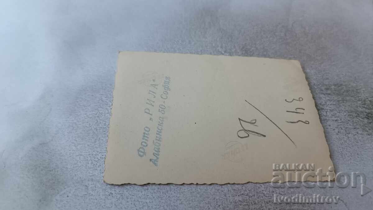 Φωτογραφία Σόφια Άνδρας και νεαρό κορίτσι δίπλα στη λίμνη στο Βοτανικό κήπο με τιμή 2.45 BGN | € 1.25