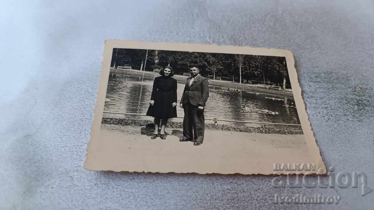 Φωτογραφία Σόφια Άνδρας και νεαρό κορίτσι δίπλα στη λίμνη στο Βοτανικό κήπο