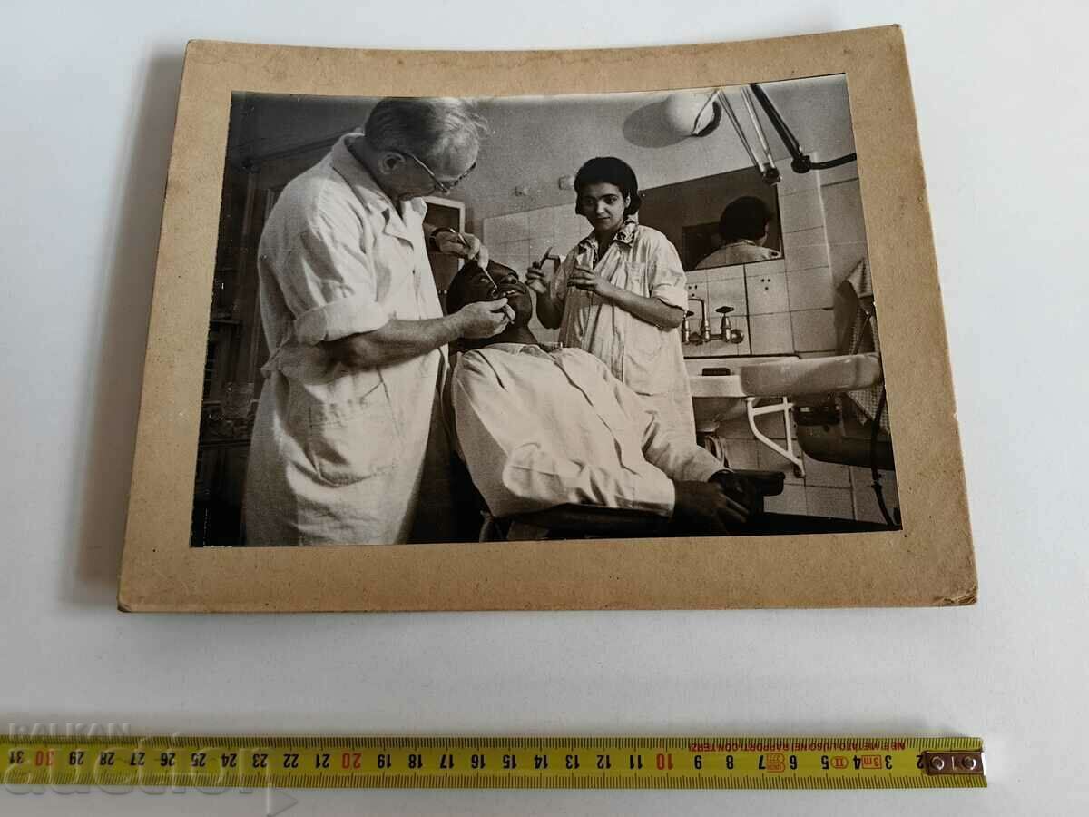 . DENTIST CABINET DENTAR FOTO CARTON FOTO cu preț 29.00 BGN | € 14.83