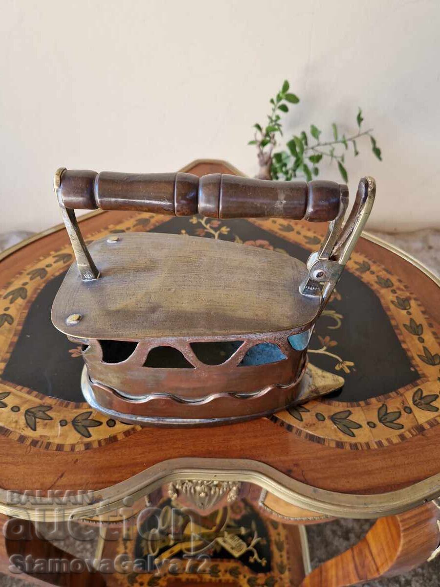 Licitație Fier de călcat antic mare, de colecție, din bronz și alamă Licitație Fier de călcat antic mare, de colecție, din bronz și alamă