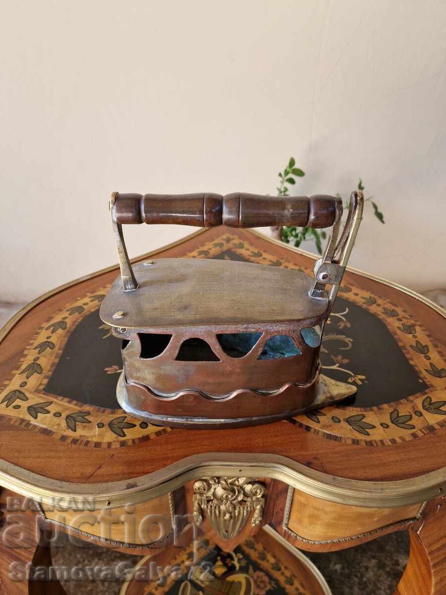 Fier de călcat antic mare, de colecție, din bronz și alamă Fier de călcat antic mare, de colecție, din bronz și alamă