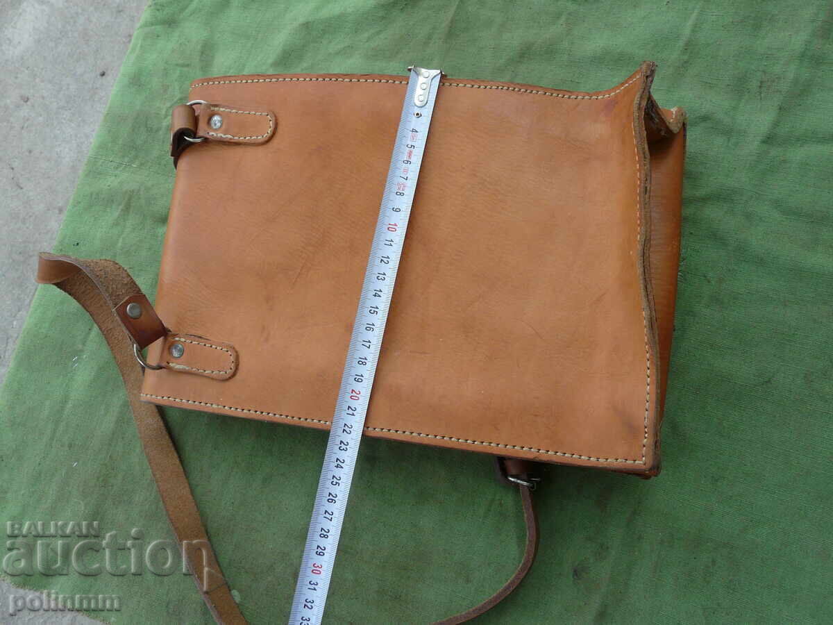 Geantă de comandant din piele naturală groasă cu preț 100.00 BGN | € 51.13 Geantă de comandant din piele naturală groasă cu preț 100.00 BGN | € 51.13